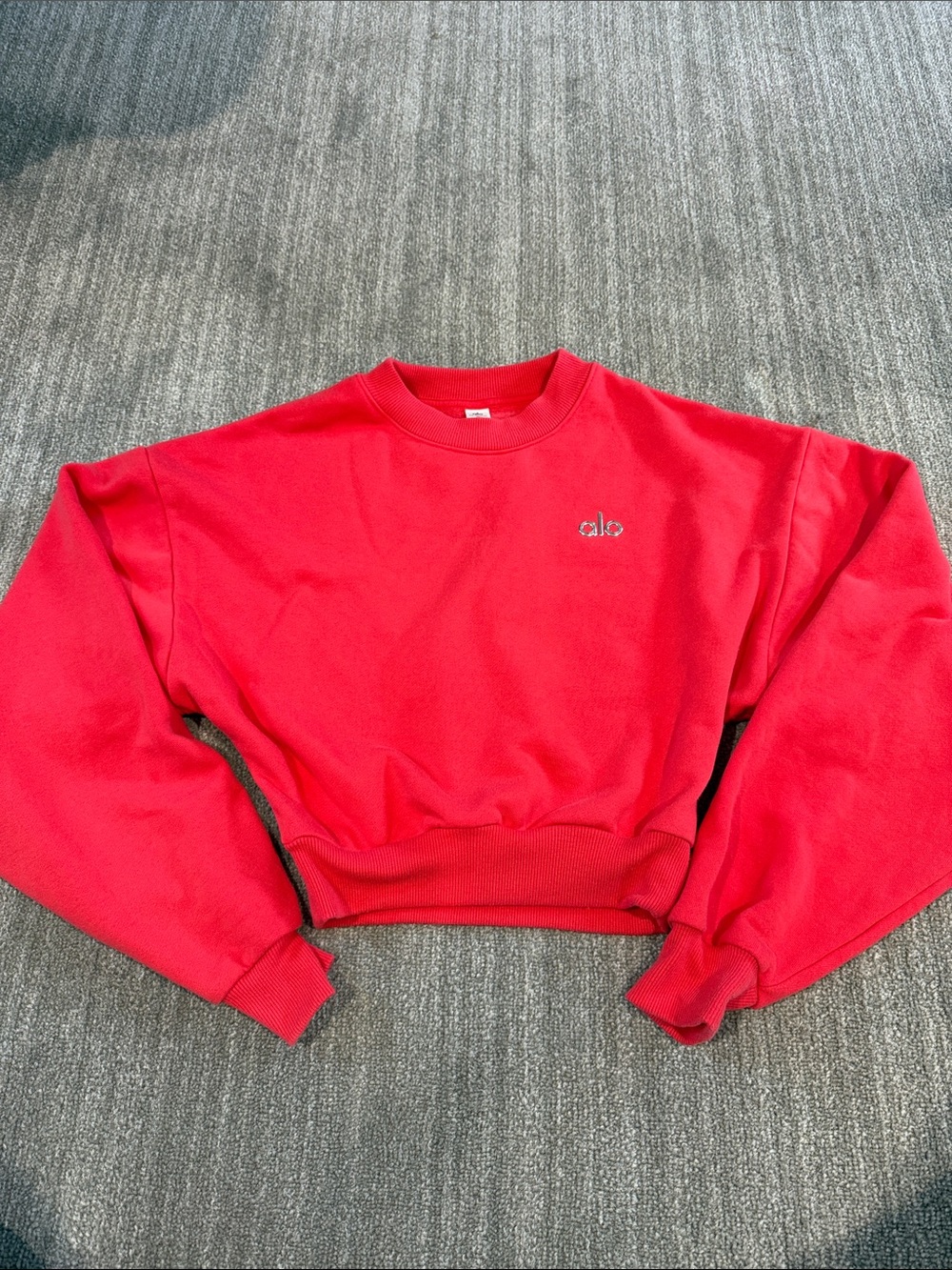 Alo Yoga Cropped Accolade Crewneck Candy Red XS
